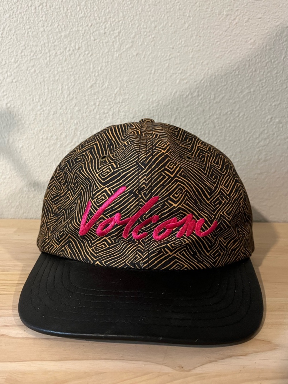 Volcom Snapback Hat Aztec geometric Pattern Pink Logo Flat Brim Streetwear Cap